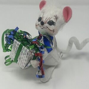NWT Annalee 6" Happy Birthday Mouse Holding Gift with Curly Ribbon 2010